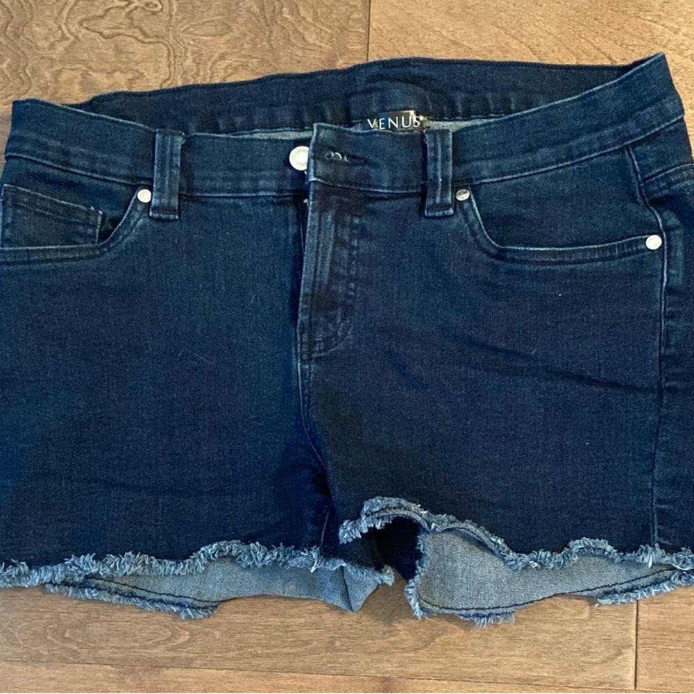 VENUS.  Ladies Dark Blue Denim Shorts L. Super stretch